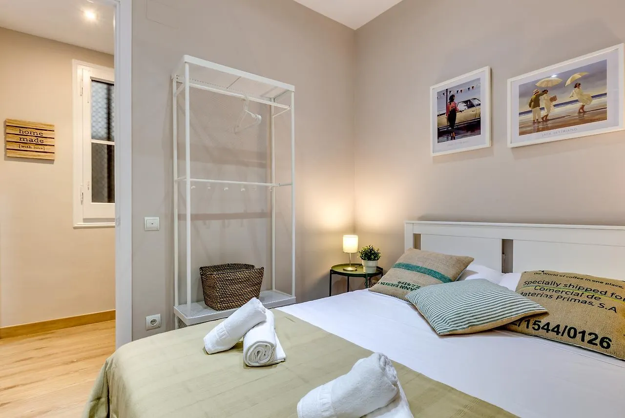 Renovated & Classic 3-Bedroom Sagrada Familia Apt. Barcelona 0*,