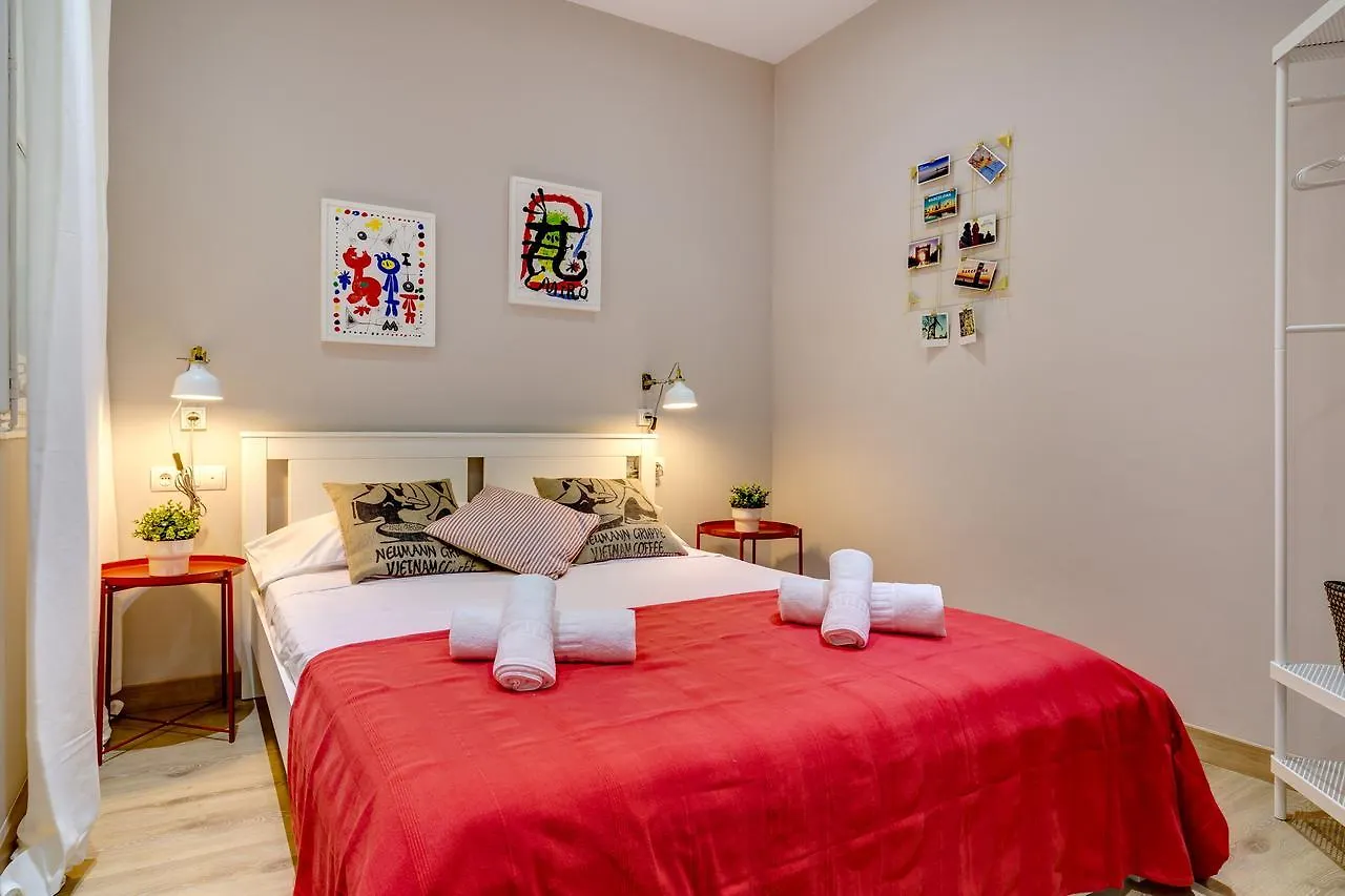 Renovated & Classic 3-Bedroom Sagrada Familia Apt. Barcelona